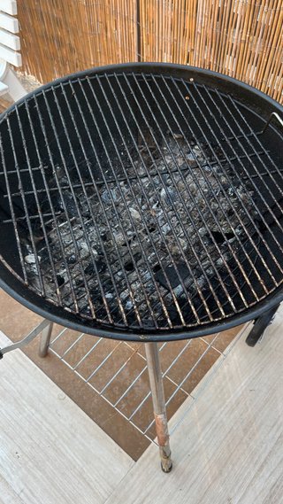 Barbacoa de carbón negra para reparar.