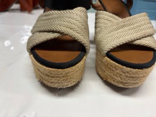Sandalias Bimba y Lola piel y esparto Liquidación