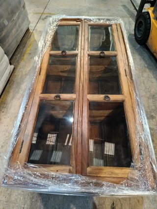 Mueble antiguo de madera y cristal