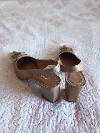 Zapatos slingback beige con hebilla
