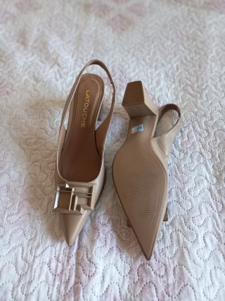 Zapatos slingback beige con hebilla