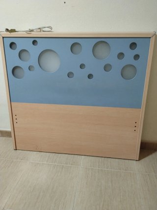 Cabecero de madera con diseño de círculos.