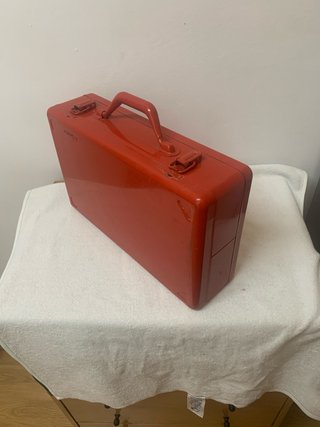 Maletín herramientas de metal rojo.