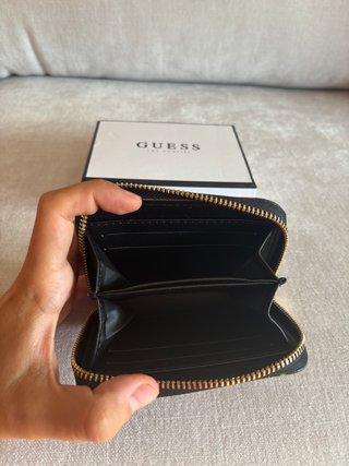 Cartera Guess Negra con Flores Rojas