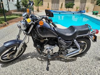 Ducati Indiana 650 Cruiser Negra/Burdeos