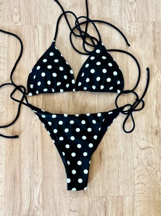 Bikini de lunares blanco y negro