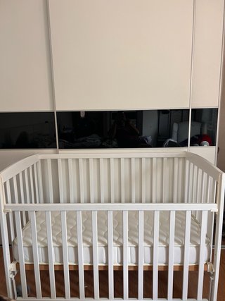 Cuna de bebé blanca