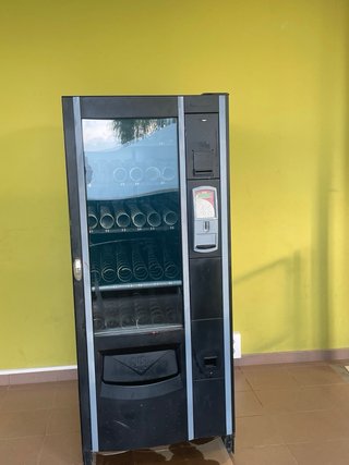 Máquina Vending Snacks y Bebidas
