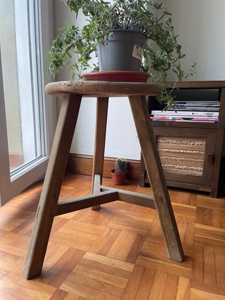 Mesilla de madera rústica