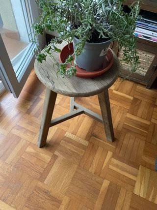 Mesilla de madera rústica