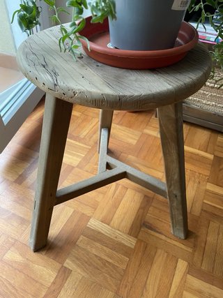 Mesilla de madera rústica