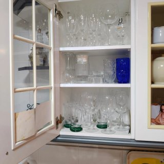 Mueble vitrina cocina madera conglomerada cristal