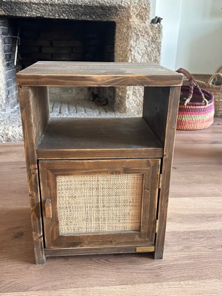 Mesita de noche de madera con puerta