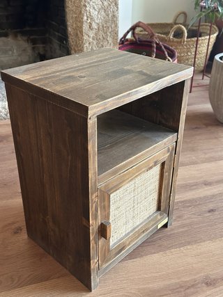 Mesita de noche de madera con puerta