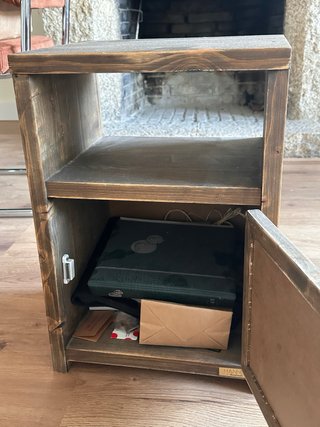 Mesita de noche de madera con puerta