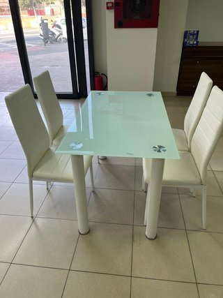 MESA DE CRISTAL NUEVA Y 4 SILLAS MARRON POLIPIEL