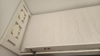 Cama infantil blanca con barrera y colchón