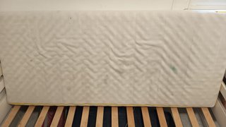 Cama infantil blanca con barrera y colchón