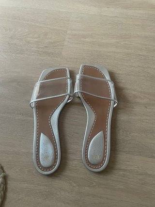 Sandalias plateadas y transparentes