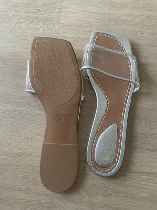 Sandalias plateadas y transparentes