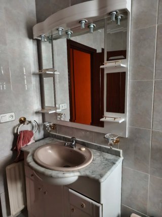 Mueble de baño con espejo y lavabo