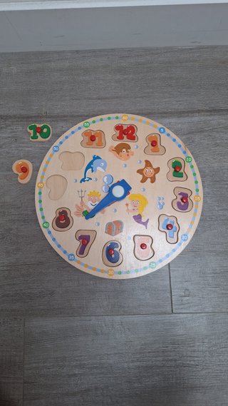Reloj de madera con piezas encajables
