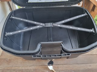 Baúl Givi Trekker 52 + Respaldo