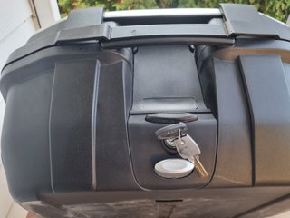 Baúl Givi Trekker 52 + Respaldo