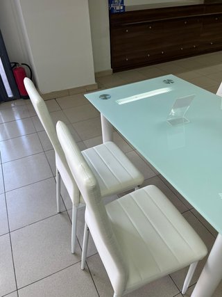 MESA DE CRISTAL NUEVA Y 4 SILLAS NEGRO POLIPIEL