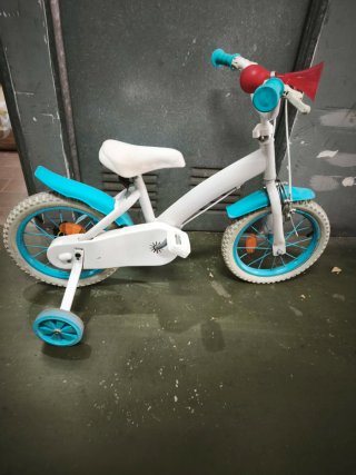Bicicleta infantil blanca y azul