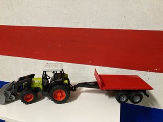 Tractor Class con remolque rojo