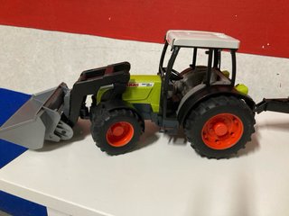 Tractor Class con remolque rojo