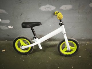 Bicicleta de equilibrio infantil blanca