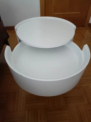 Mesitas blancas con base cromada, de bonito diseño