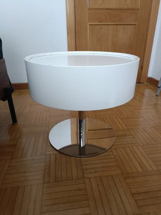 Mesitas blancas con base cromada, de bonito diseño