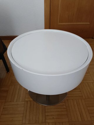 Mesitas blancas con base cromada, de bonito diseño