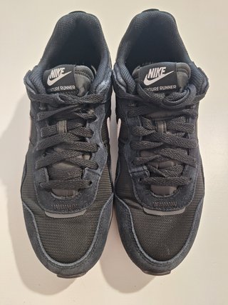 Nike Venture Runner Talla 40.5 Negro Blanco