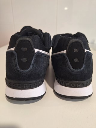 Nike Venture Runner Talla 40.5 Negro Blanco
