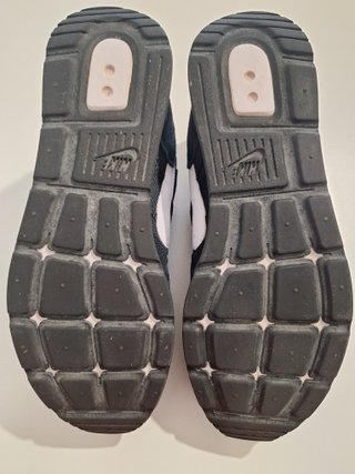 Nike Venture Runner Talla 40.5 Negro Blanco