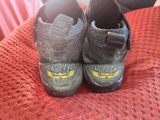 Zapatillas Nike LeBron Negras y Doradas