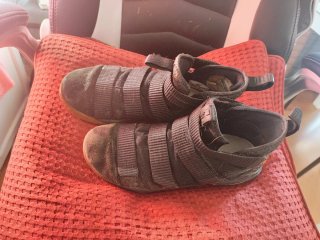Zapatillas Nike LeBron Negras y Doradas