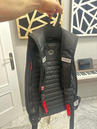 Mochila de moto negra y roja lo
