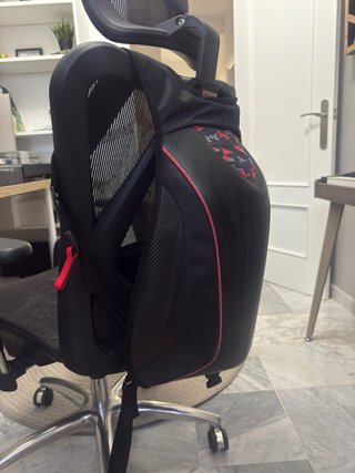Mochila de moto negra y roja lo