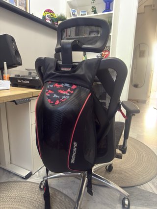 Mochila de moto negra y roja lo