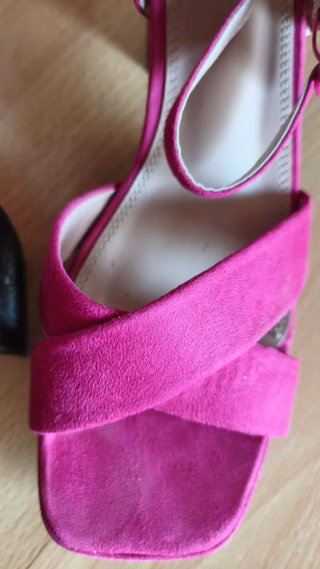 Sandalias rosas con tiras cruzadas
