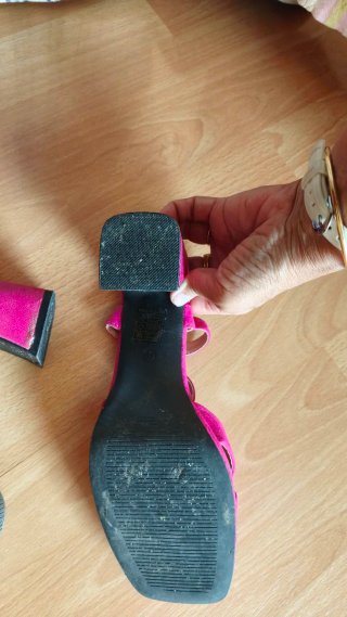 Sandalias rosas con tiras cruzadas