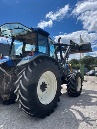 Tractor New Holland M135 con pala Stoll
