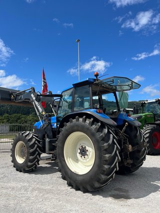 Tractor New Holland M135 con pala Stoll