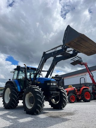 Tractor New Holland M135 con pala Stoll