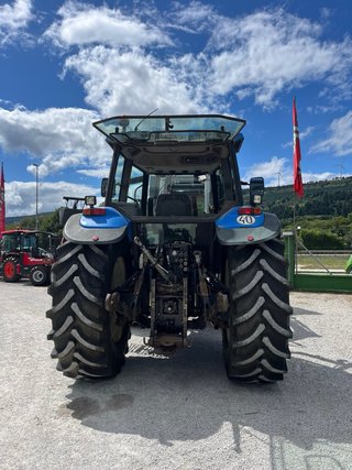 Tractor New Holland M135 con pala Stoll